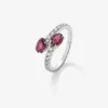 Anillo tú y yo de oro blanco de 18K con rub&iacute;es en talla oval de 1,38 cts y diamantes blancos en talla brillante de 0,45 cts