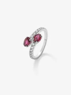 Anillo tú y yo de oro blanco de 18K con rub&iacute;es en talla oval de 1,38 cts y diamantes blancos en talla brillante de 0,45 cts