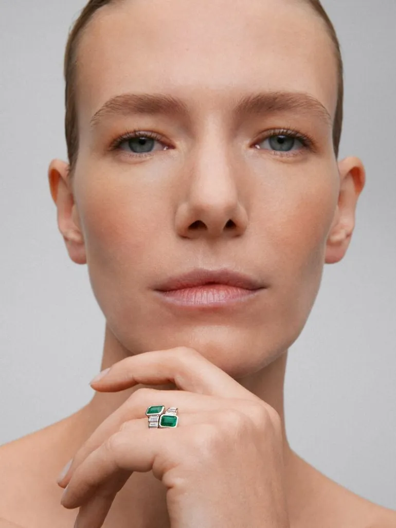 Anillo tú y yo de oro blanco de 18K con esmeraldas verdes en talla octogonal de 1,83 cts y diamantes en talla baguette de 0,57 cts