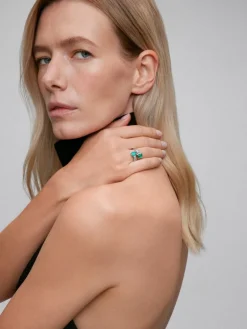 Anillo tú y yo de oro blanco de 18K con esmeraldas verdes en talla octogonal de 1,81 cts y diamantes en talla baguette de 0,72 cts