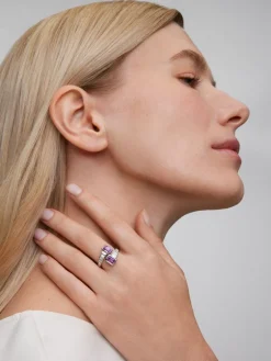 Anillo tú y yo de oro blanco de 18K con 2 zafiros rosas en talla octogonal con un total de 2,28 cts y 10 diamantes en talla baguette con un total de 0,57 cts