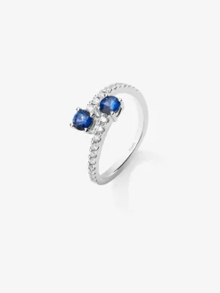 Anillo tú y yo de oro blanco de 18K con 2 zafiros en talla brillante con un total de 0,94 cts y 14 diamantes en talla brillante con un total de 0,43 cts