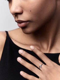 Anillo tú y yo de oro blanco de 18K con 2 diamantes en talla brillante con un total de 0,19 cts