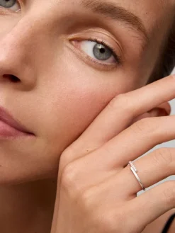 Anillo tú y yo de oro blanco de 18K con 11 diamantes en talla brillante con un total de 0,1 cts