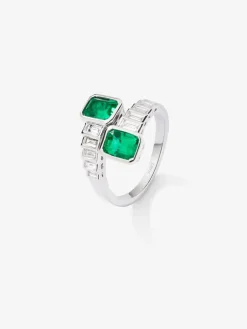 Anillo tú y yo de oro blanco de 18K con esmeraldas verdes en talla octogonal de 1,83 cts y diamantes en talla baguette de 0,57 cts