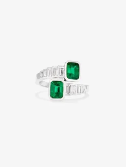 Anillo tú y yo de oro blanco de 18K con esmeraldas verdes en talla octogonal de 1,81 cts y diamantes en talla baguette de 0,72 cts