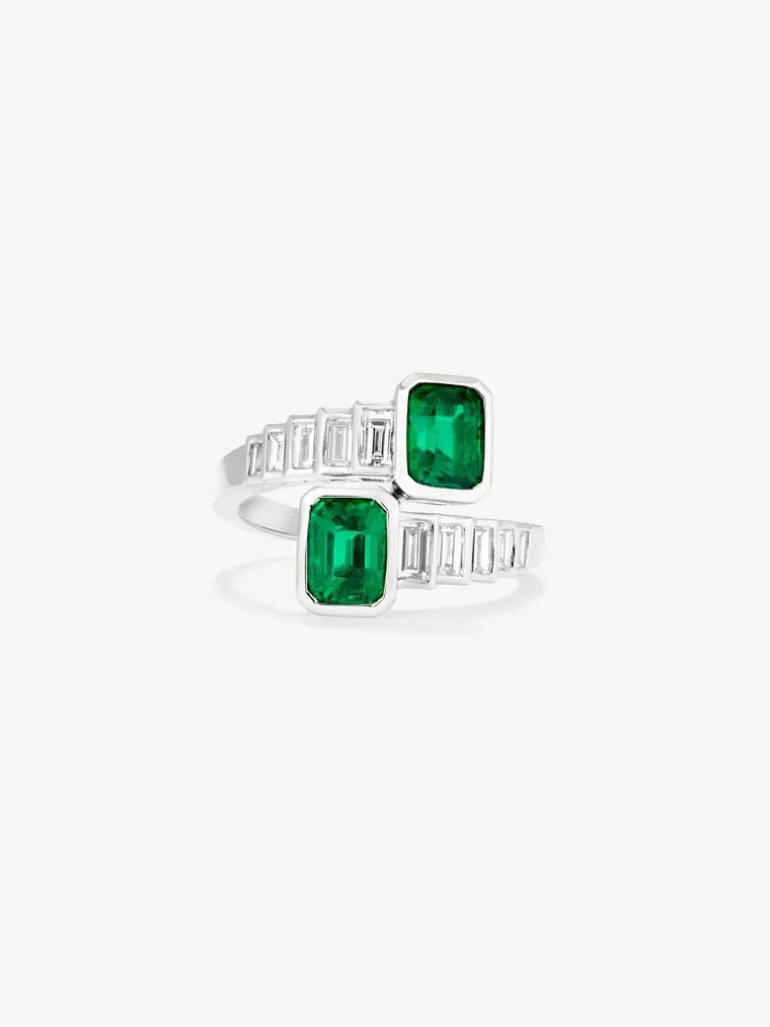 Anillo tú y yo de oro blanco de 18K con esmeraldas verdes en talla octogonal de 1,81 cts y diamantes en talla baguette de 0,72 cts