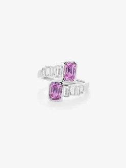 Anillo tú y yo de oro blanco de 18K con 2 zafiros rosas en talla octogonal con un total de 2,28 cts y 10 diamantes en talla baguette con un total de 0,57 cts