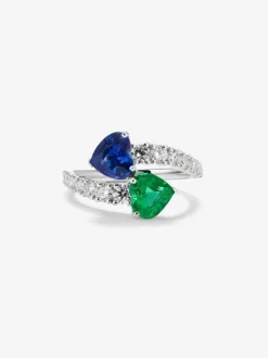 Anillo tú y yo de oro blanco de 18K con zafiro azul intenso en talla pera de 1,93 cts, esmeralda verde en talla pera de 0,89 cts y 14 diamantes en talla brillante con un total de 0,89 cts