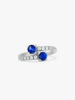 Anillo tú y yo de oro blanco de 18K con 2 zafiros en talla brillante con un total de 0,82 cts y 20 diamantes en talla brillante con un total de 0,36 cts