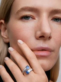 Anillo tú y yo de oro blanco de 18K con zafiros azul y azul vivid en talla octogonal de 2,2 cts y diamantes blancos en talla baguette de 0,52 cts