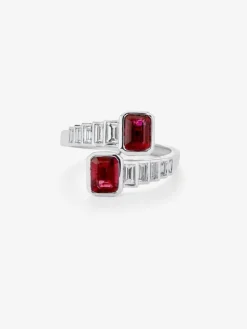 Anillo tú y yo de oro blanco de 18K 2 con rub&iacute;es rojos en talla octogonal con un total de 2,06 cts y 10 diamantes en talla baguette con un total de 0,57 cts