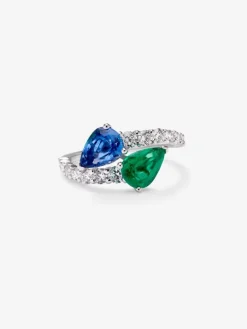 Anillo tú y yo de oro blanco de 18K con un zafiro azul intenso en talla pera de 1,49 cts, una esmeralda verde en talla pera de 1,04 cts y 14 diamantes en talla brillante con un total de 0,64 cts