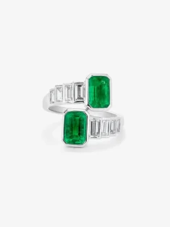 Anillo tú y yo de oro blanco de 18K con 2 esmeraldas verdes en talla octogonal con un total de 2,71 cts y 8 diamantes en talla baguette con un total de 1,08 cts