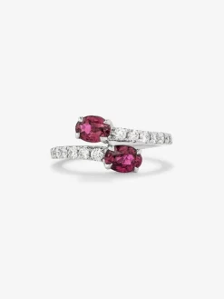 Anillo tú y yo de oro blanco de 18K con rub&iacute;es en talla oval de 1,38 cts y diamantes blancos en talla brillante de 0,45 cts