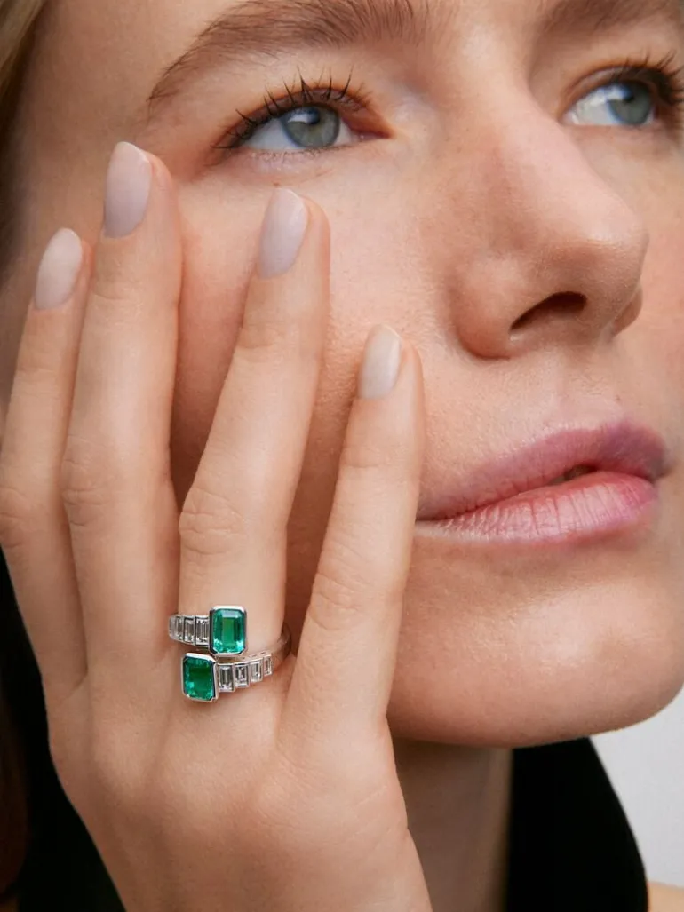 Anillo tú y yo de oro blanco de 18K con esmeraldas verdes en talla octogonal de 1,81 cts y diamantes en talla baguette de 0,72 cts