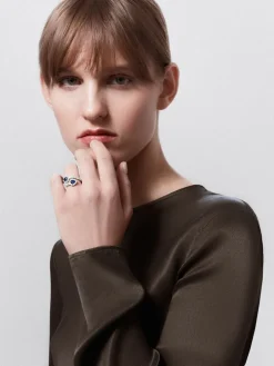 Anillo tú y yo de oro blanco de 18K con 2 zafiros azules en talla pera con un total de 1,4 cts y 44 diamantes en talla brillante con un total de 0,77 cts