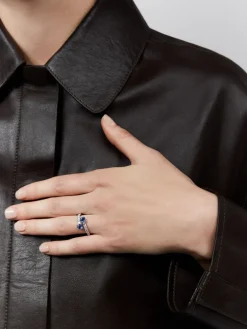 Anillo tú y yo de oro blanco de 18K con 2 zafiros en talla brillante con un total de 0,82 cts y 20 diamantes en talla brillante con un total de 0,36 cts