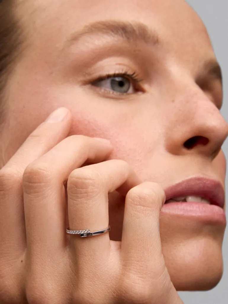Anillo tú y yo de oro blanco de 18K con 11 diamantes en talla brillante con un total de 0,1 cts