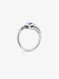 Anillo tú y yo de oro blanco de 18K con zafiros azul y azul vivid en talla octogonal de 2,2 cts y diamantes blancos en talla baguette de 0,52 cts
