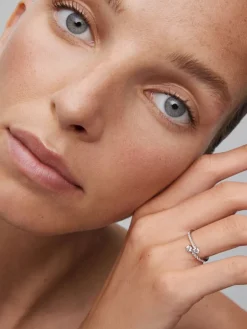 Anillo Tú y Yo de oro blanco de 18K con 20 diamantes en talla brillante con un total de 0,49 cts