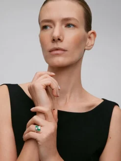 Anillo tú y yo de oro blanco de 18K con esmeraldas verdes en talla octogonal de 1,83 cts y diamantes en talla baguette de 0,57 cts
