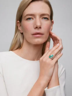 Anillo tú y yo de oro blanco de 18K con 2 esmeraldas verdes en talla octogonal con un total de 2,71 cts y 8 diamantes en talla baguette con un total de 1,08 cts