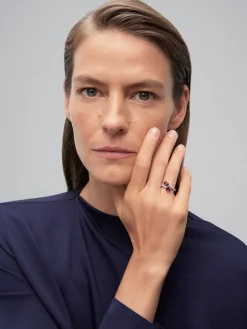 Anillo tú y yo de oro blanco de 18K con rub&iacute;es en talla oval de 1,38 cts y diamantes blancos en talla brillante de 0,45 cts