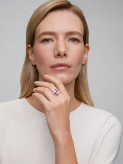 Anillo tú y yo de oro blanco de 18K con 2 zafiros rosas en talla octogonal con un total de 2,28 cts y 10 diamantes en talla baguette con un total de 0,57 cts