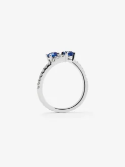 Anillo tú y yo de oro blanco de 18K con 2 zafiros en talla brillante con un total de 0,94 cts y 14 diamantes en talla brillante con un total de 0,43 cts