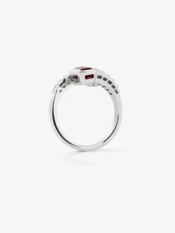 Anillo tú y yo de oro blanco de 18K 2 con rub&iacute;es rojos en talla octogonal con un total de 2,06 cts y 10 diamantes en talla baguette con un total de 0,57 cts