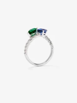 Anillo tú y yo de oro blanco de 18K con un zafiro azul intenso en talla pera de 1,49 cts, una esmeralda verde en talla pera de 1,04 cts y 14 diamantes en talla brillante con un total de 0,64 cts