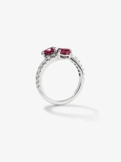 Anillo tú y yo de oro blanco de 18K con rub&iacute;es en talla oval de 1,38 cts y diamantes blancos en talla brillante de 0,45 cts