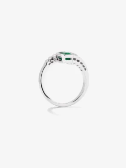 Anillo tú y yo de oro blanco de 18K con 2 esmeraldas verdes en talla octogonal con un total de 1,28 cts y 10 diamantes en talla baguette con un total de 0,57 cts