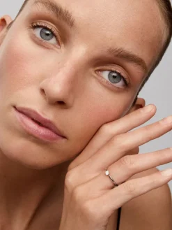 Anillo tipo solitario de oro blanco de 18K con diamante blanco en talla brillante de 0,2 cts