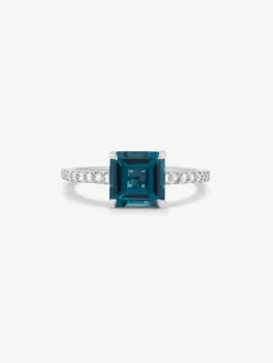 Anillo tipo solitario de oro blanco de 18K con topacio azul london 1,2 cts y diamantes blancos en talla brillante