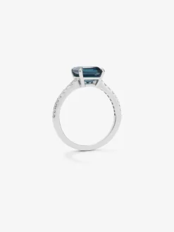 Anillo tipo solitario de oro blanco de 18K con topacio azul london 1,2 cts y diamantes blancos en talla brillante