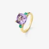 Anillo tresillo de oro amarillo de 18K con amatista morada en talla cushion de 3,53 cts y 2 esmeraldas verdes en talla brillante con un total de 0,19 cts
