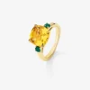 Anillo tresillo de oro amarillo de 18K con cuarzo citrino en talla cushion de 3,55 cts y esmeraldas verdes en talla brillante de 0,25 cts