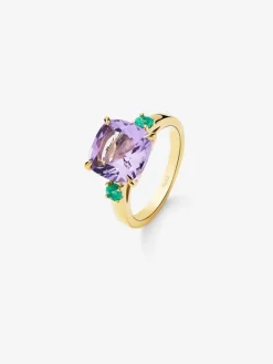 Anillo tresillo de oro amarillo de 18K con amatista morada en talla cushion de 3,53 cts y 2 esmeraldas verdes en talla brillante con un total de 0,19 cts