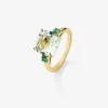 Anillo tresillo de oro amarillo de 18K con amatista verde en talla cushion de 3,95 cts y esmeraldas verdes en talla brillante de 0,25 cts