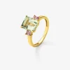 Anillo tresillo de oro amarillo de 18K con amatista verde en talla esmeralda de 2,53 cts y 2 zafiros rosas en talla princesa con un total de 0,41 cts