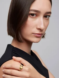 Anillo tresillo de oro amarillo de 18K con cuarzo citrino en talla cushion de 3,55 cts y esmeraldas verdes en talla brillante de 0,25 cts
