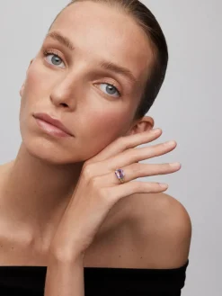 Anillo tresillo de oro amarillo de 18K con amatista morada en talla cushion de 3,53 cts y 2 esmeraldas verdes en talla brillante con un total de 0,19 cts