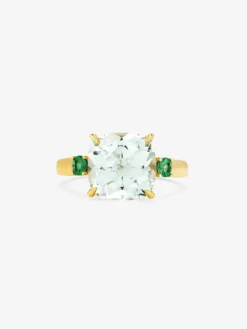 Anillo tresillo de oro amarillo de 18K con amatista verde en talla cushion de 3,95 cts y esmeraldas verdes en talla brillante de 0,25 cts
