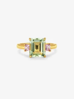 Anillo tresillo de oro amarillo de 18K con amatista verde en talla esmeralda de 2,53 cts y 2 zafiros rosas en talla princesa con un total de 0,41 cts