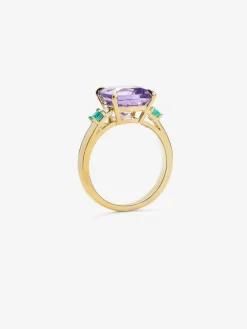 Anillo tresillo de oro amarillo de 18K con amatista morada en talla cushion de 3,53 cts y 2 esmeraldas verdes en talla brillante con un total de 0,19 cts
