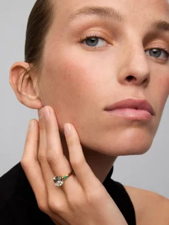 Anillo tresillo de oro amarillo de 18K con amatista verde en talla cushion de 3,95 cts y esmeraldas verdes en talla brillante de 0,25 cts