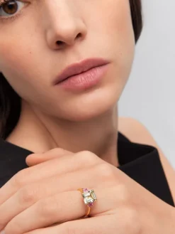 Anillo tresillo de oro amarillo de 18K con amatista verde en talla esmeralda de 2,53 cts y 2 zafiros rosas en talla princesa con un total de 0,41 cts