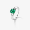Anillo tresillo de oro blanco de 18K con esmeralda verde vivid en talla esmeralda de 1,64 cts y 2 diamantes blancos en talla fantas&iacute;a con un total de 0,4 cts